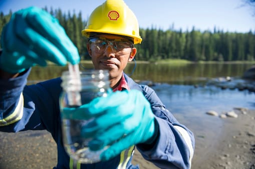 Koordinator Lingkungan Shell menguji sampel air