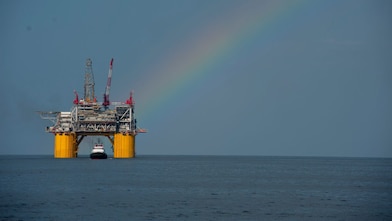 Anjungan Mars B di Teluk Meksiko dengan pelangi di atasnya