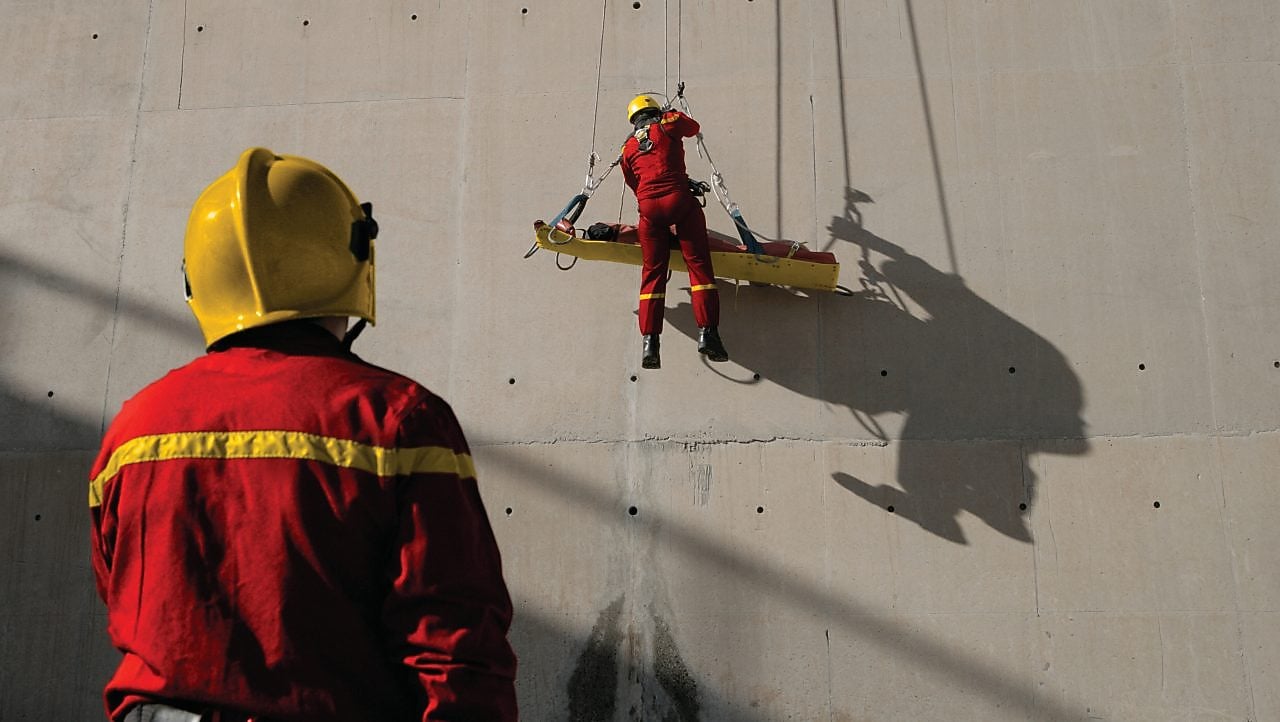 Simulasi latihan penyelamatan HSSE di kilang minyak