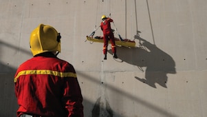 Simulasi latihan penyelamatan HSSE di kilang minyak