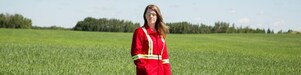 Seorang karyawan berdiri di sebuah ladang di dekat sumur injeksi CO2 Quest di timur laut Edmonton, Alberta di Kanada