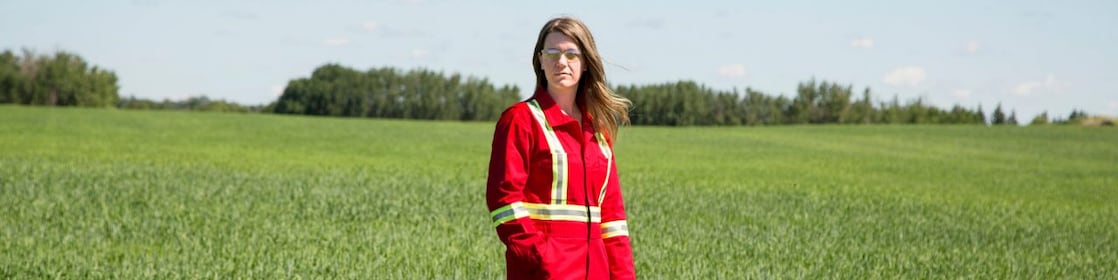 Seorang karyawan berdiri di sebuah ladang di dekat sumur injeksi CO2 Quest di timur laut Edmonton, Alberta di Kanada