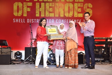 Shell Lubricants Indonesia mendonasikan total Rp.50,000,000 kepada Rancage