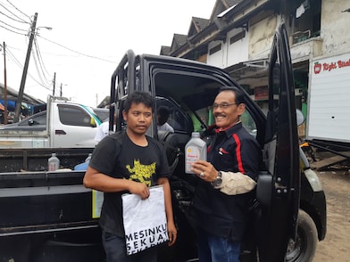 Shell Lubricants Indonesia mendonasikan total Rp.50,000,000 kepada Rancage